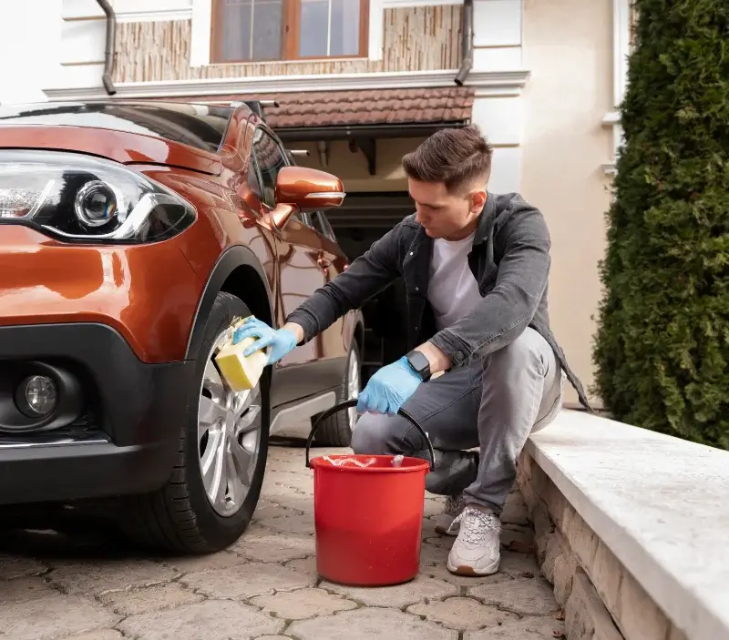 Lavage auto à domicile Presly : professionnel intervenant sur un véhicule
